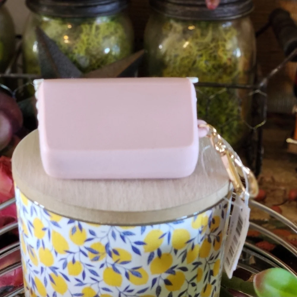 BATH & BODY WORKS Pink Scallop Bow Snap Pocketbac Holder NWT